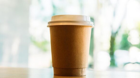 ¿Tomas tu café en vasos de papel? Bebidas calientes podrían liberar millones de partículas de plástico, revela estudio