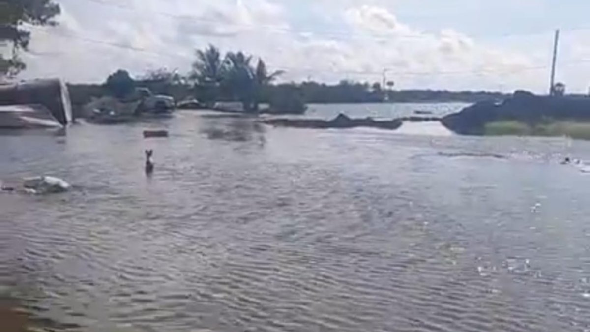 vecinos claman que estan entre el agua debido a las fuertes marejadas agua