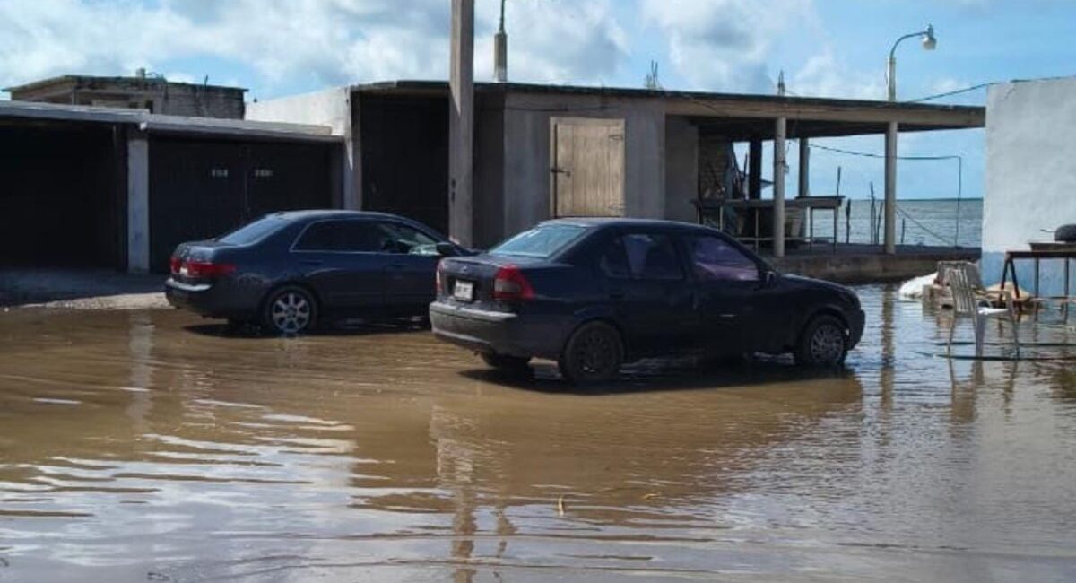 ¡No se olviden de El Huitussi, Guasave! Vecinos claman que están entre el agua debido a las fuertes marejadas