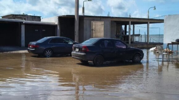 ¡No se olviden de El Huitussi, Guasave! Vecinos claman que están entre el agua debido a las fuertes marejadas