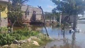 vecinos claman que estan entre el agua debido a las fuertes marejadas lgar