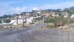 vecinos claman que estan entre el agua debido a las fuertes marejadas lugares