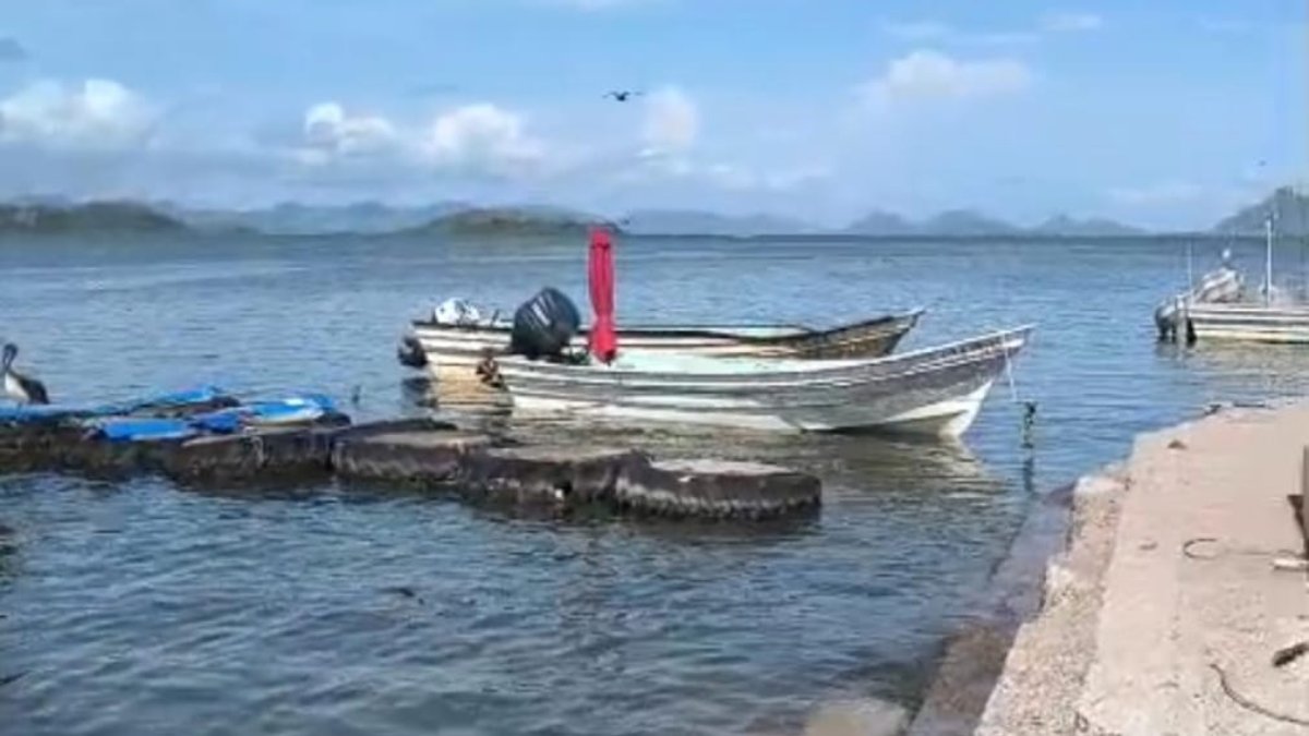 vecinos claman que estan entre el agua debido a las fuertes marejadas