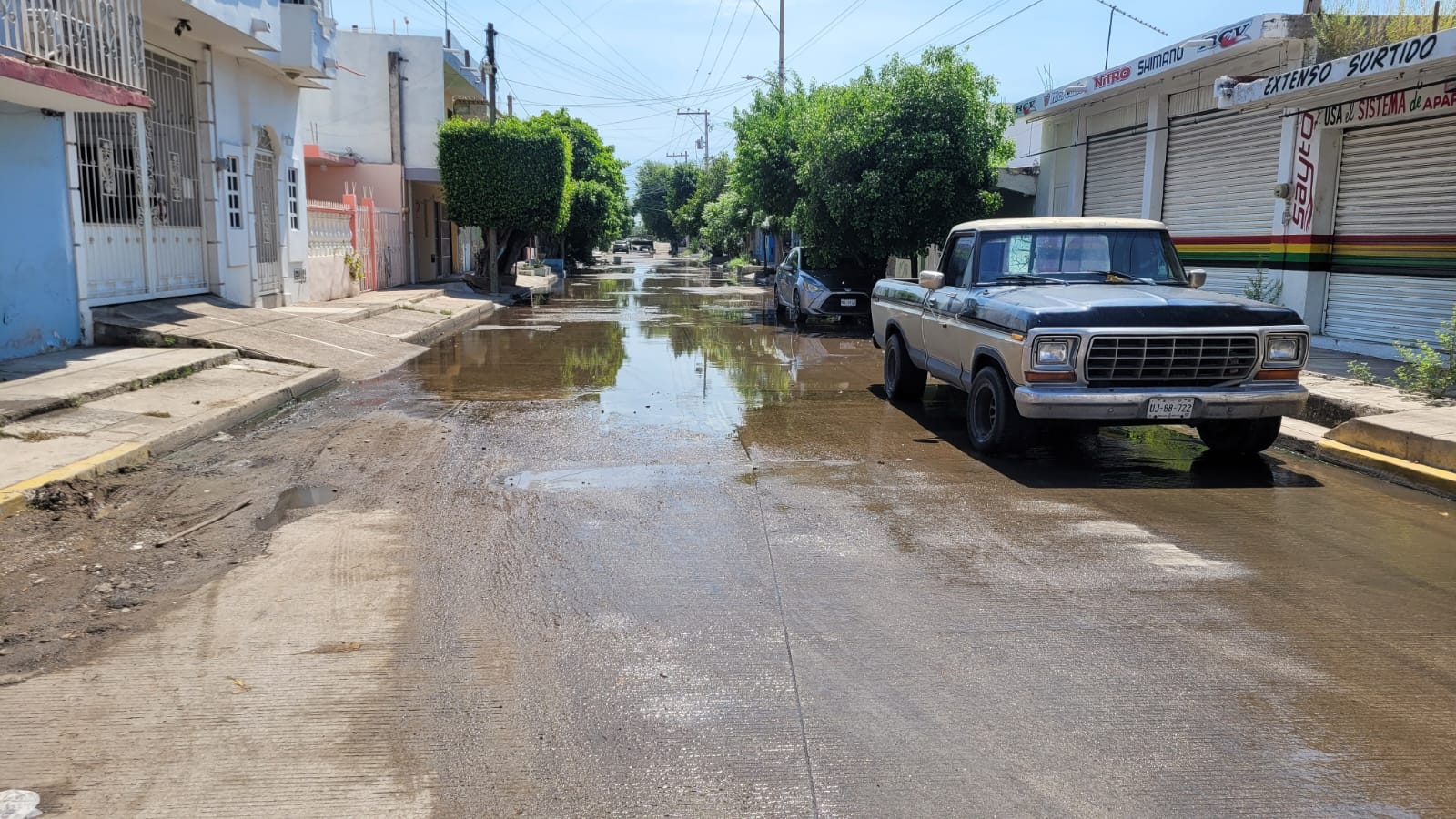 Vecinos de la Vicente Suárez bloquean calle en exigencia de que arreglen derrame de aguas negras