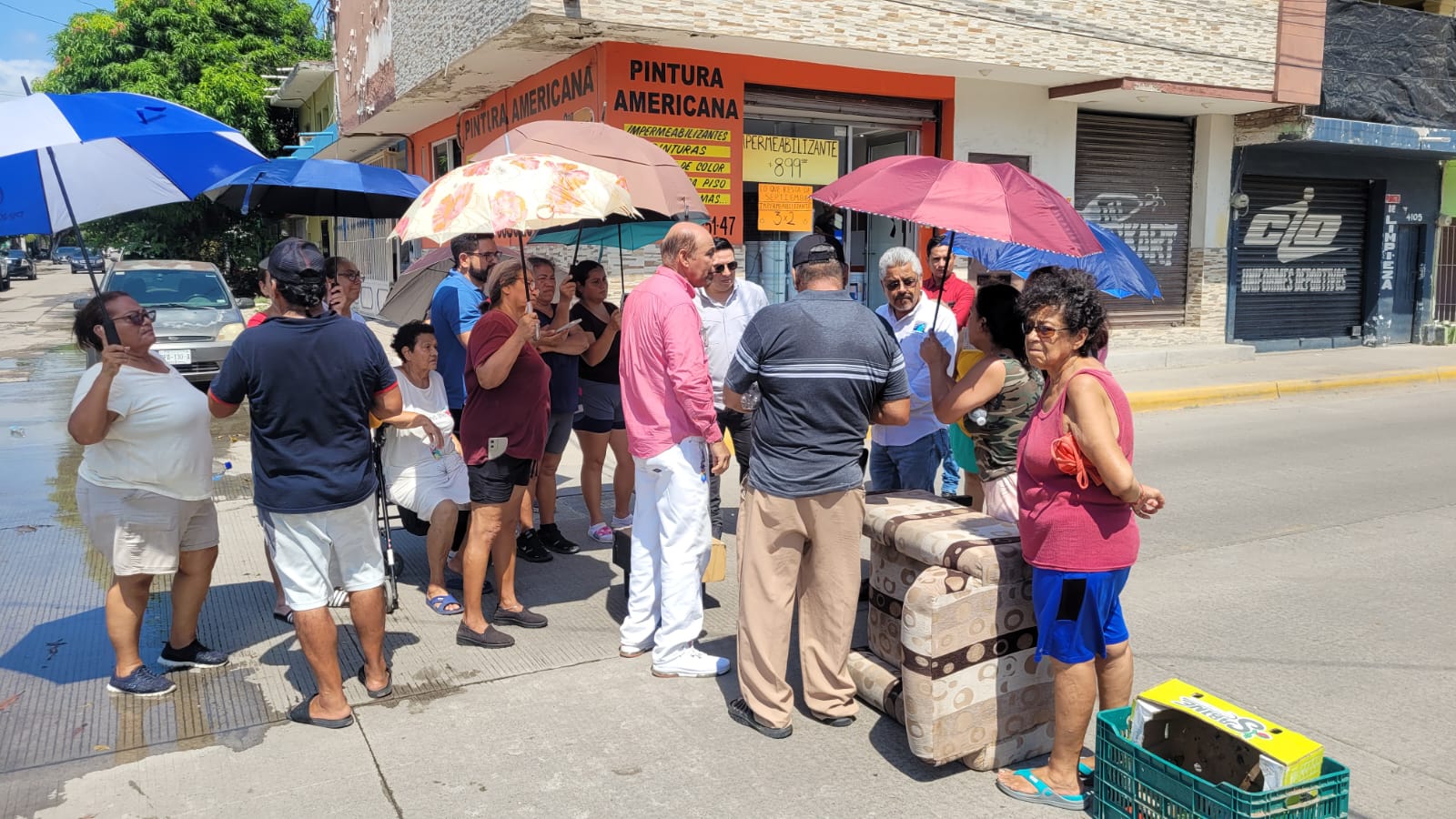 Vecinos de la Vicente Suárez bloquean calle en exigencia de que arreglen derrame de aguas negras