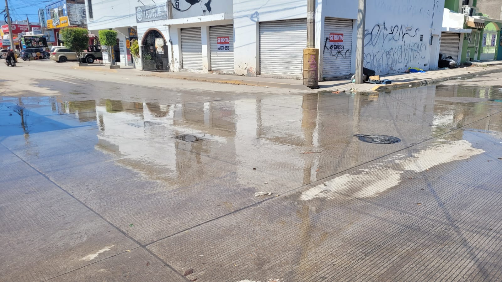 Vecinos de la Vicente Suárez bloquean calle en exigencia de que arreglen derrame de aguas negras