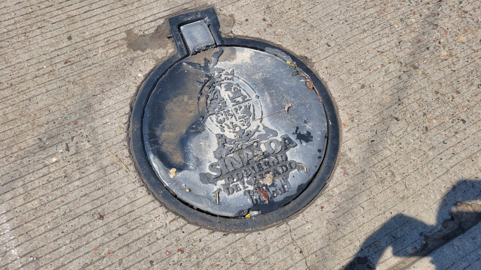 Vecinos de la Vicente Suárez bloquean calle en exigencia de que arreglen derrame de aguas negras