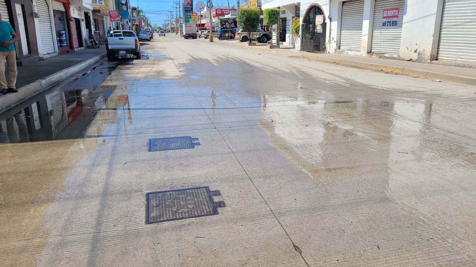 Vecinos de la Vicente Suárez bloquean calle en exigencia de que arreglen derrame de aguas negras