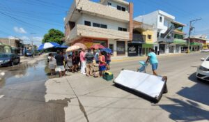‘Ya no aguantamos’, vecinos de la colonia Vicente Suárez en Mazatlán, Sinaloa viven entre aguas negras