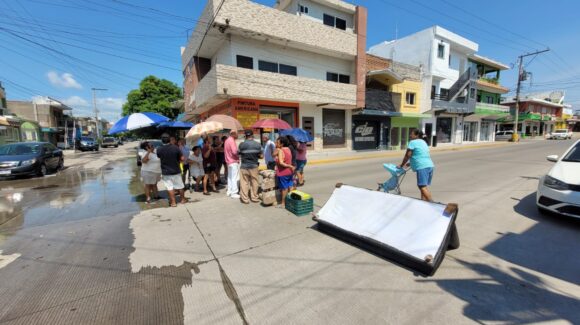 ‘Ya no aguantamos’, vecinos de la colonia Vicente Suárez en Mazatlán, Sinaloa viven entre aguas negras