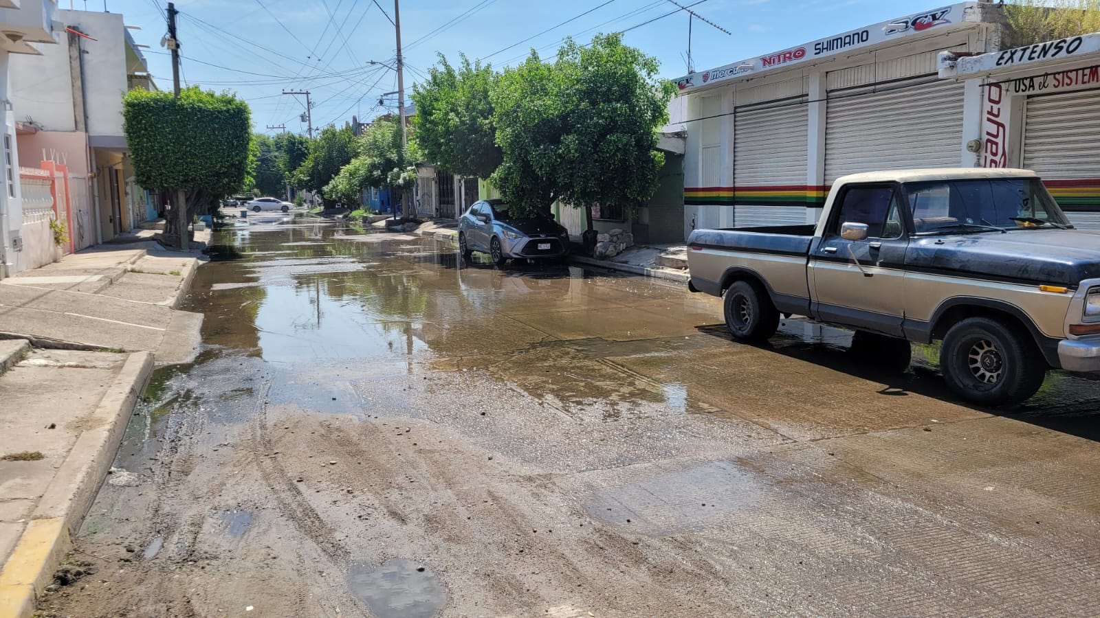 Vecinos de la Vicente Suárez bloquean calle en exigencia de que arreglen derrame de aguas negras