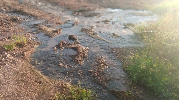 Habitantes del Bruno B. García, en Angostura, denuncian derrame de aguas negras desde hace cuatro meses