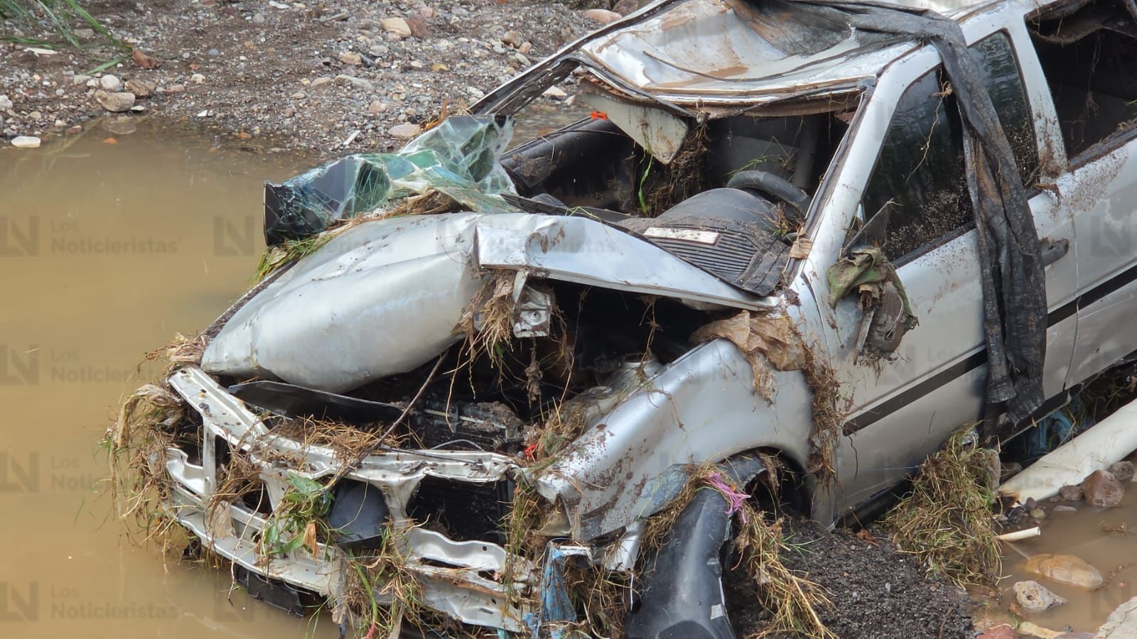 Automóvil arrastrado por un arroyo en la Progreso de Culiacán