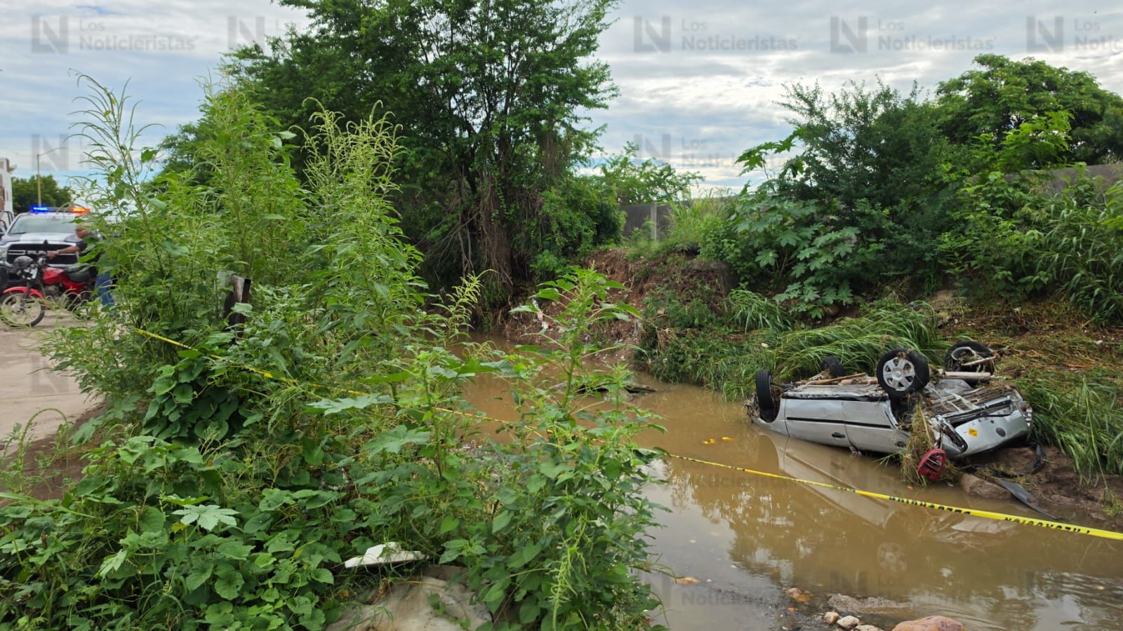 Automóvil arrastrado por un arroyo en la Progreso de Culiacán