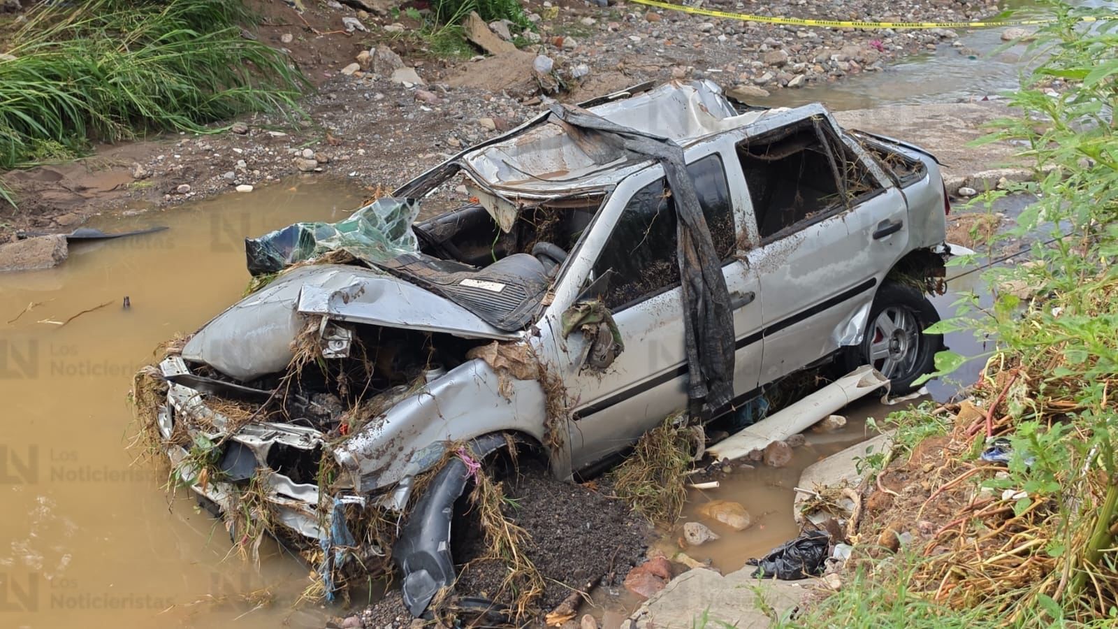 Automóvil arrastrado por un arroyo en la Progreso de Culiacán