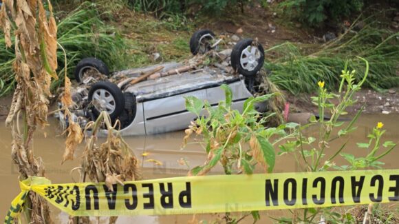 Don Héctor salva su vida en cuestión de segundos al ser arrastrado su automóvil por un arroyo en la Progreso de Culiacán
