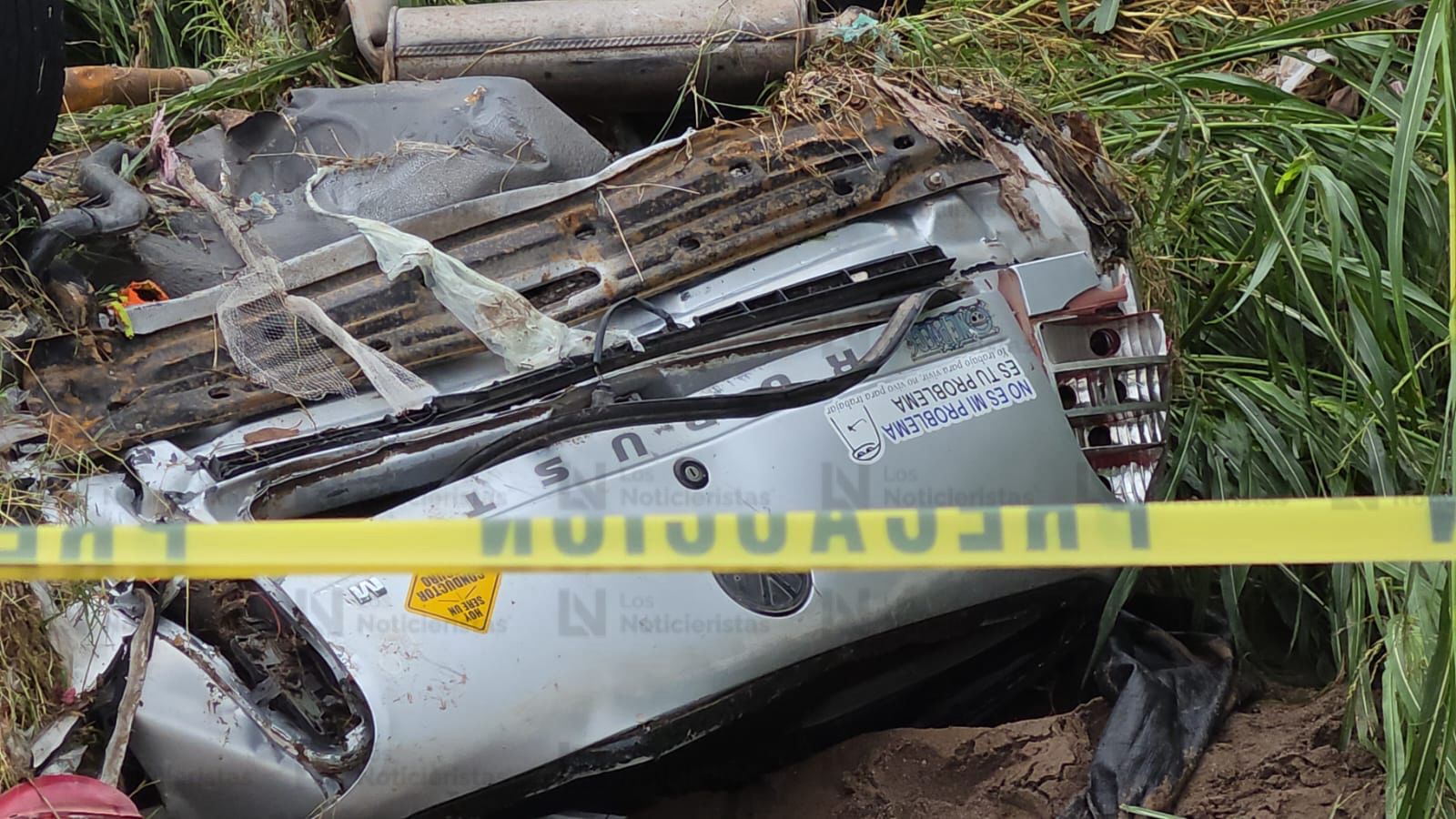 Automóvil arrastrado por un arroyo en la Progreso de Culiacán
