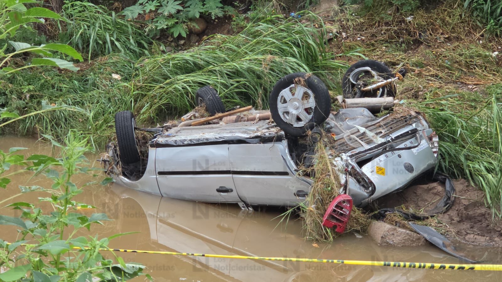 Automóvil arrastrado por un arroyo en la Progreso de Culiacán