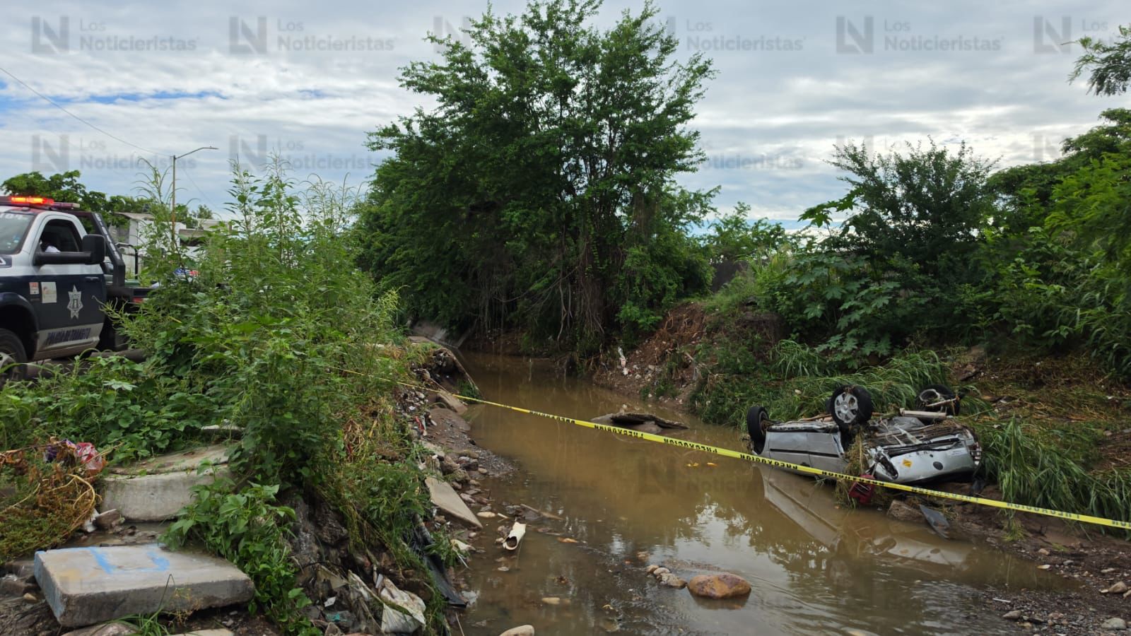 Automóvil arrastrado por un arroyo en la Progreso de Culiacán