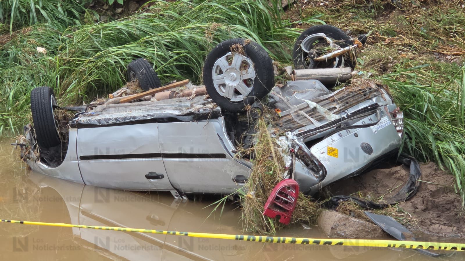 Automóvil arrastrado por un arroyo en la Progreso de Culiacán