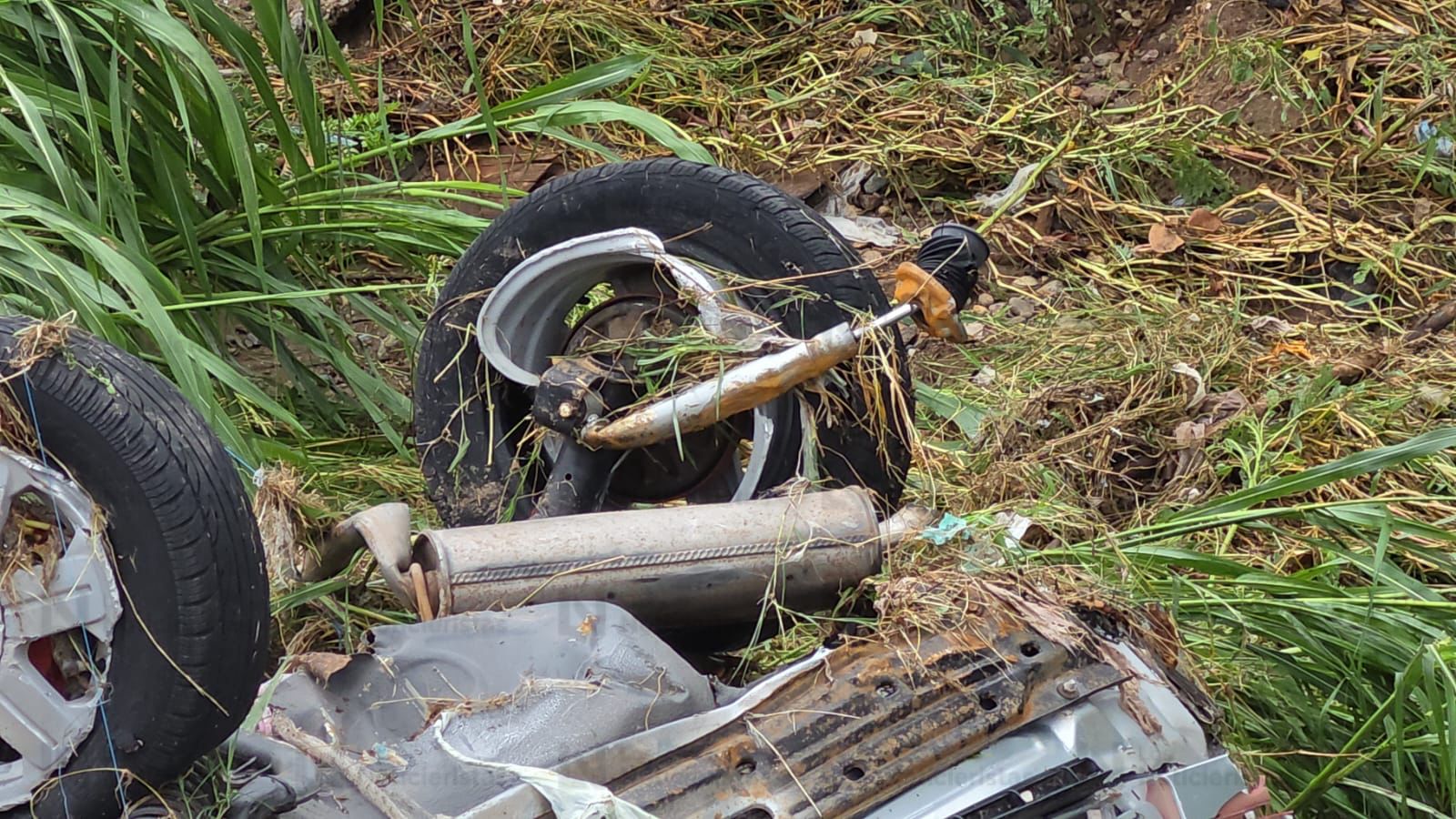 Automóvil arrastrado por un arroyo en la Progreso de Culiacán