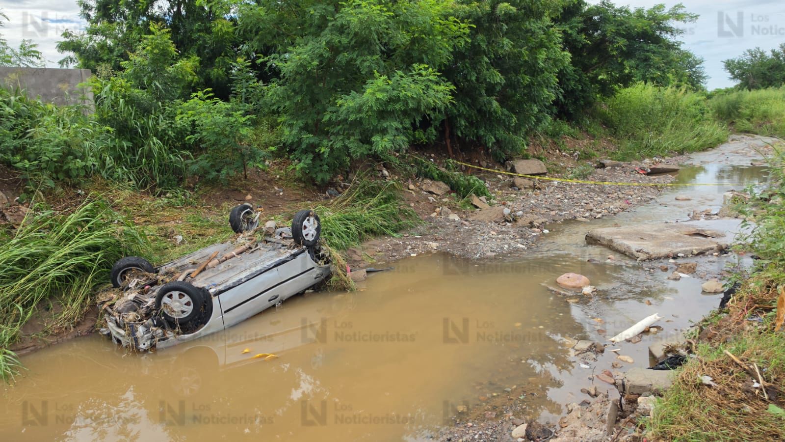 Automóvil arrastrado por un arroyo en la Progreso de Culiacán