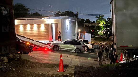 Un arma larga tirada y dos camionetas BMW aseguradas deja persecución a balazos en la López Mateos de Culiacán