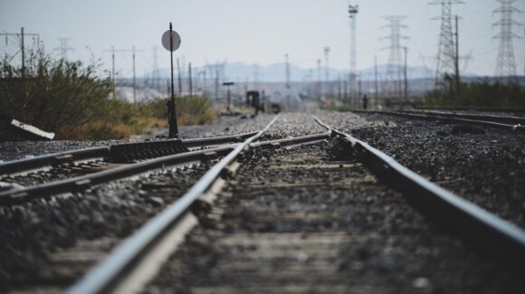 ¡Se le quedó atorada la mochila en las vías! Tren arrastra a estudiante de 14 años, en Chihuahua