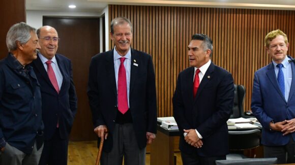 ‘Ahí la llevan’: Así reacciona Sheinbaum al encuentro de Vicente Fox y ‘Alito’ Moreno en el PRI nacional
