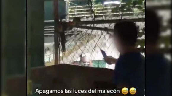 ¡Enviaron al hijo! Familia se graba dañando alumbrado público en el Nuevo Malecón de Culiacán y presume el video en Tik Tok
