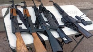 vinculan a proceso a menor de edad y joven de 25 años detenidos en choix armas