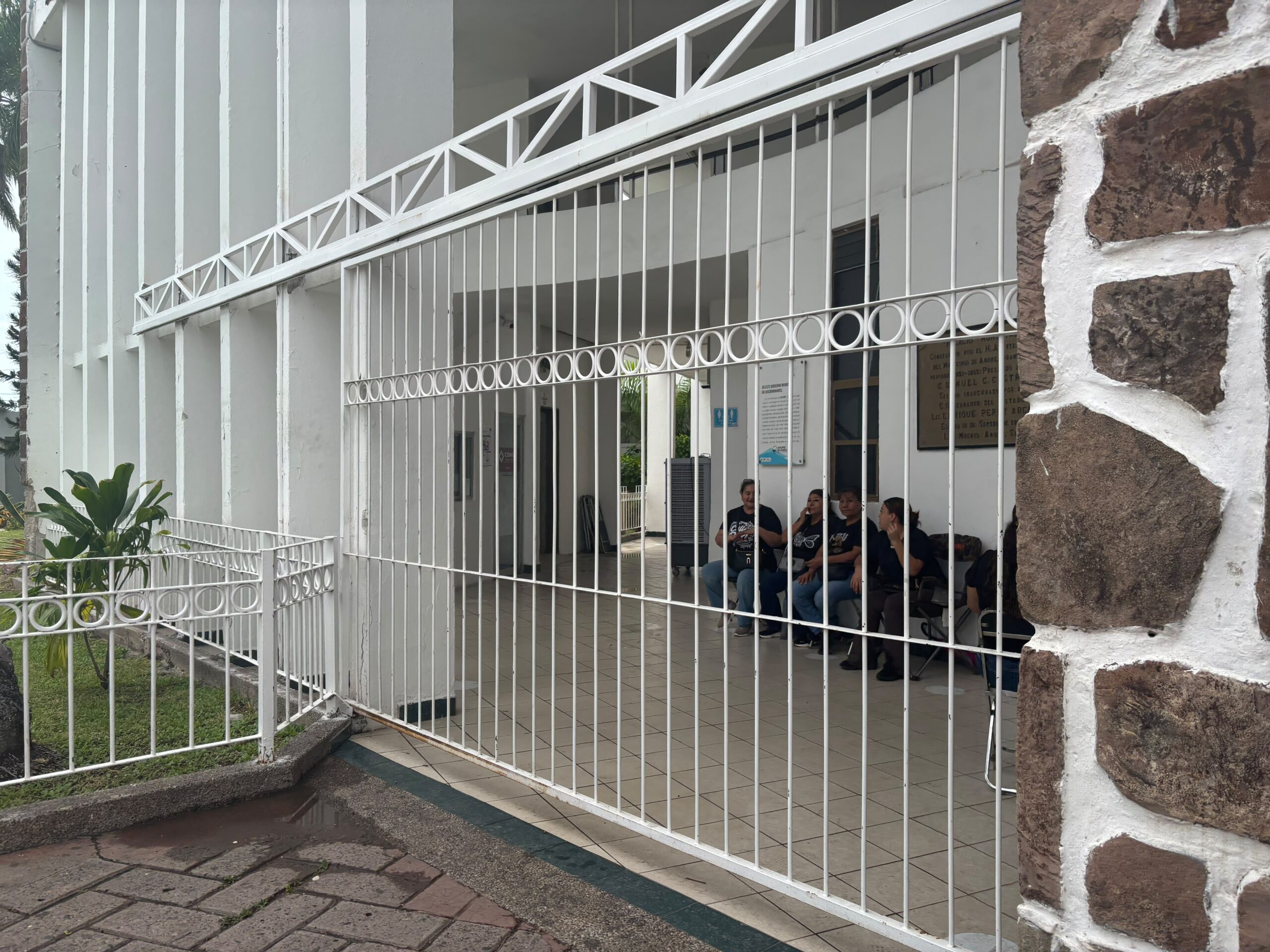 Viudas de policías toman el Palacio Municipal de Ahome