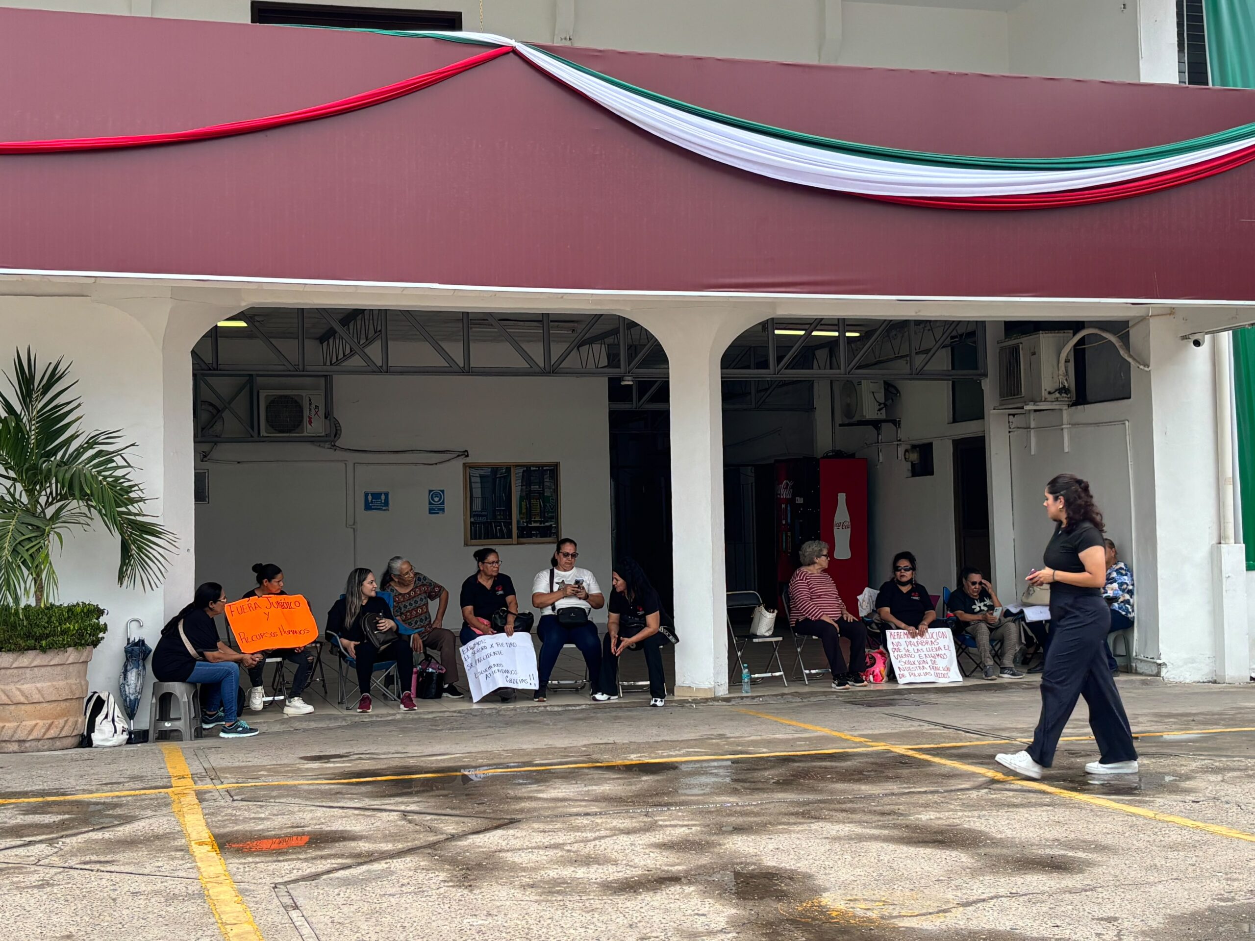 Viudas de policías toman el Palacio Municipal de Ahome