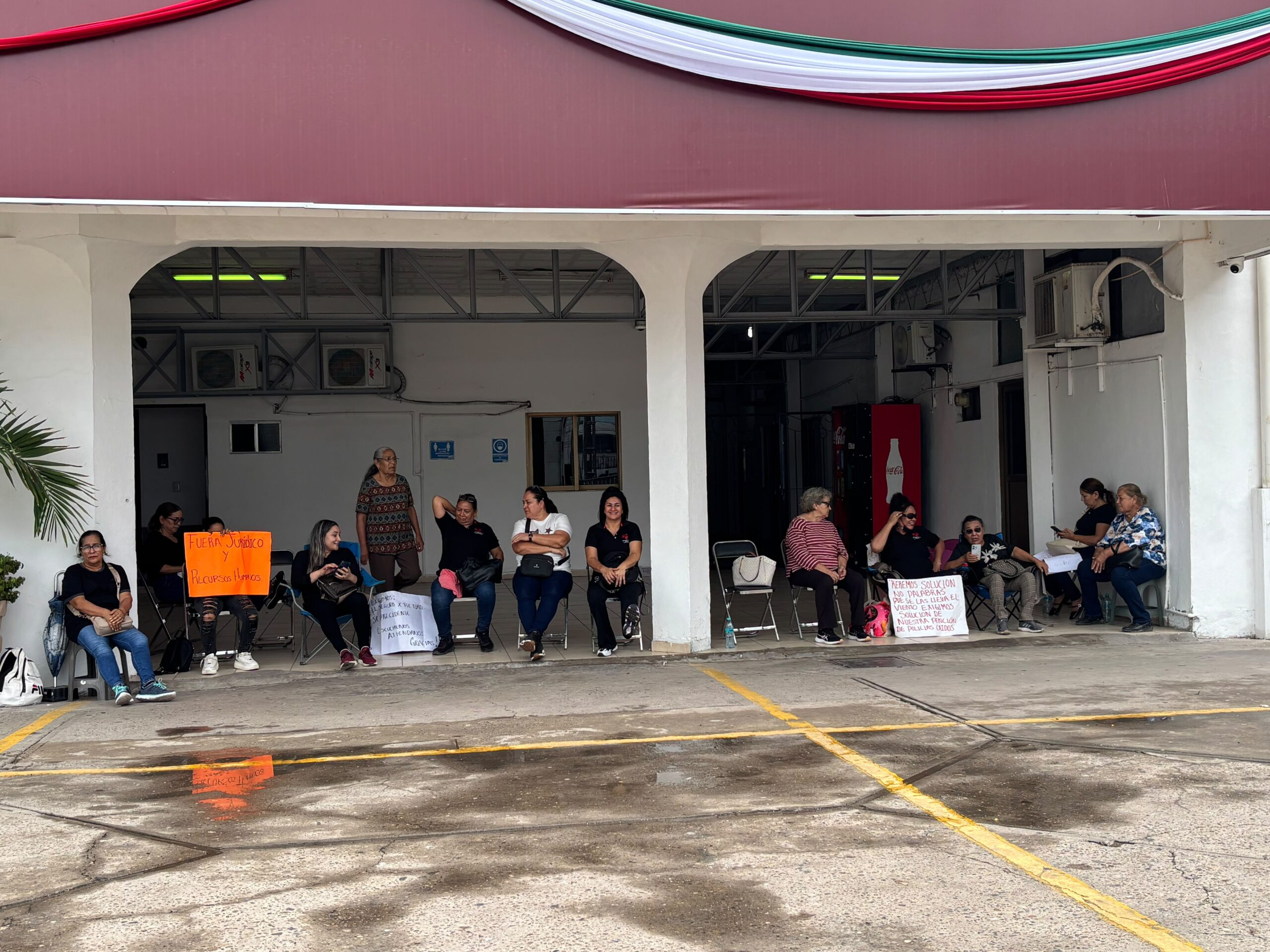 Viudas de policías toman el Palacio Municipal de Ahome
