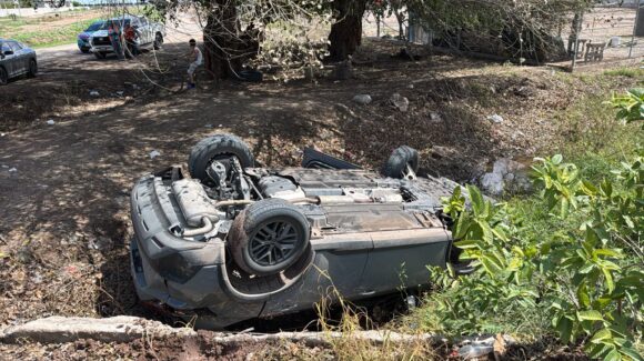 Conductor de vagoneta queda volcado a las orillas de la carretera Libramiento Oriente, en el Campo 35, Ahome, Sinaloa