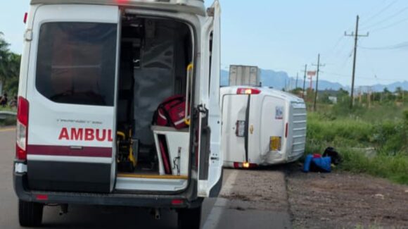 Conductor de vagoneta que transportaba insumos médicos queda volcado en El Carrizo, Ahome, Sinaloa