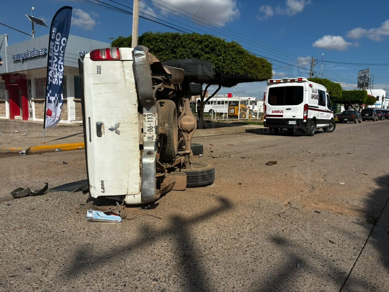 Hombre resulta lesionado tras sufrir volcadura en el sector centro de Los Mochis