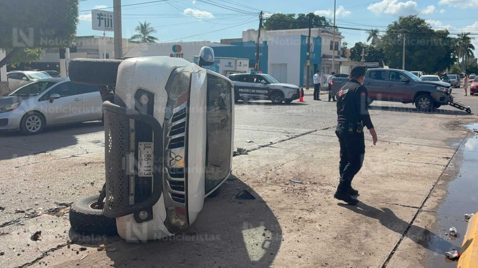 Hombre resulta lesionado tras sufrir volcadura en el sector centro de Los Mochis