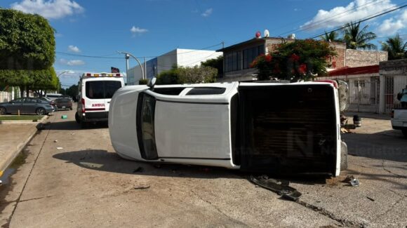 Hombre resulta lesionado tras sufrir volcadura en el sector centro de Los Mochis, Sinaloa