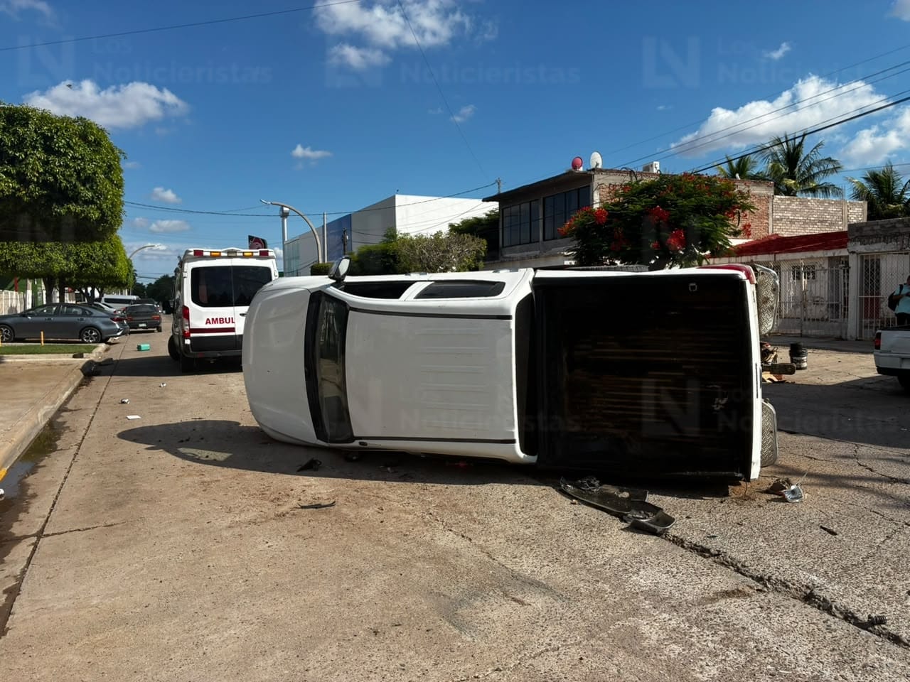Hombre resulta lesionado tras sufrir volcadura en el sector centro de Los Mochis