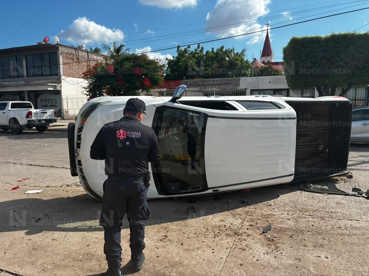 Hombre resulta lesionado tras sufrir volcadura en el sector centro de Los Mochis