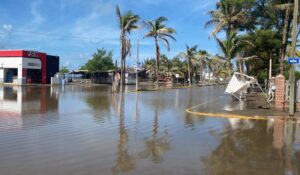 Restaurantes de Las Glorias, en Guasave, operan pese a mareas altas; sector pide tomar previsiones ante más tormentas