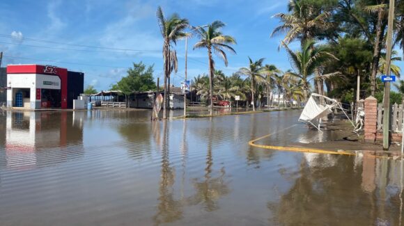 Restaurantes de Las Glorias, en Guasave, operan pese a mareas altas; sector pide tomar previsiones ante más tormentas