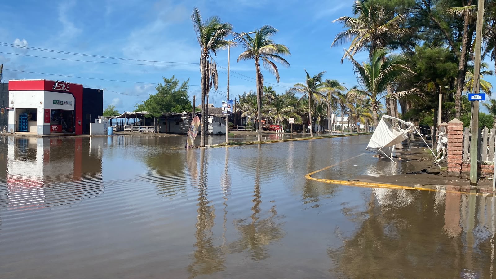 Zona de restaurantes en Las Glorias, Guasave, inundada