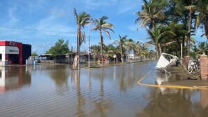 Zona de restaurantes en Las Glorias, Guasave, inundada