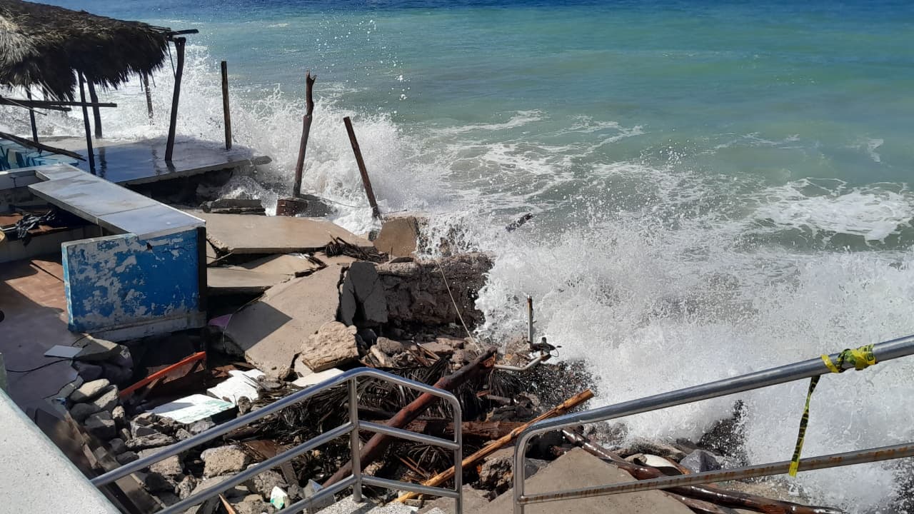 Mar de Mazatlán continúa sin piedad contra las estructuras de palapas