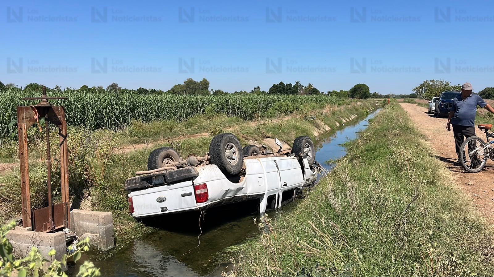 Adulto mayor resulta lesionado tras caer con su camioneta a un canal de riego en La Cofradía, Guasave
