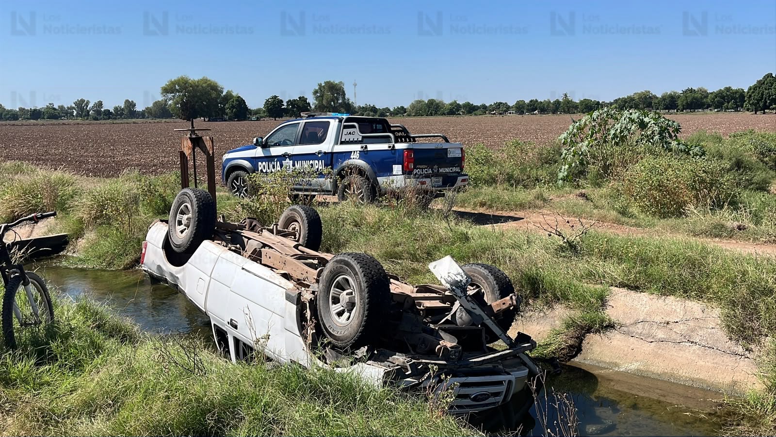 Adulto mayor resulta lesionado tras caer con su camioneta a un canal de riego en La Cofradía, Guasave
