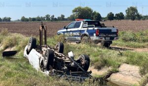 Adulto mayor resulta lesionado tras caer con su camioneta a un canal de riego en La Cofradía, Guasave, Sinaloa
