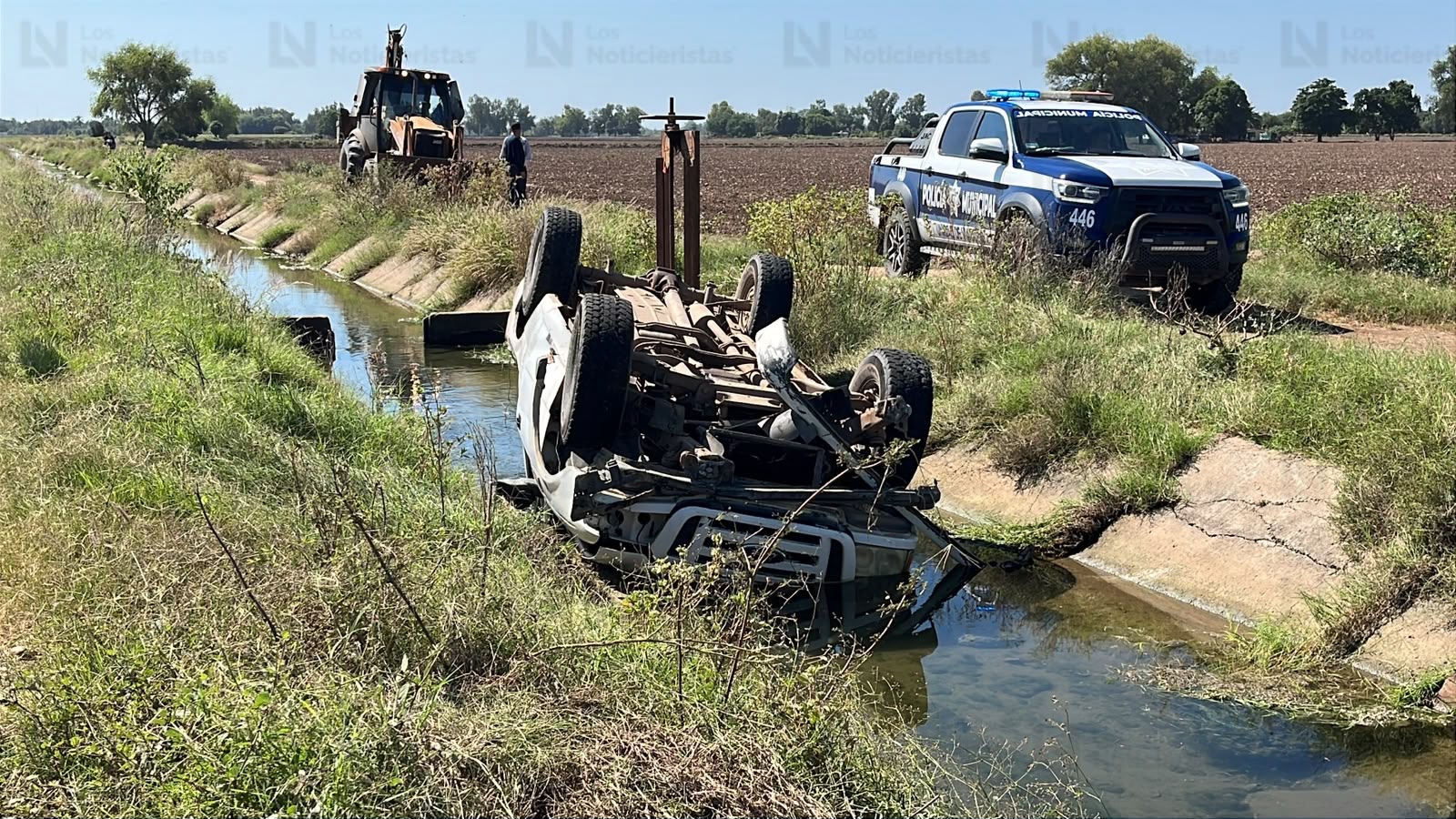 Adulto mayor resulta lesionado tras caer con su camioneta a un canal de riego en La Cofradía, Guasave